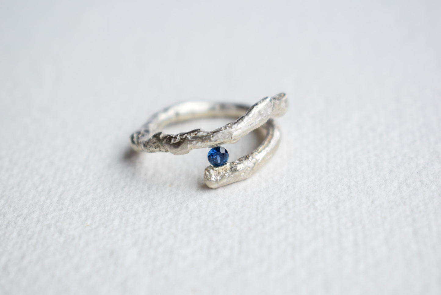 Árbol ring with sapphire