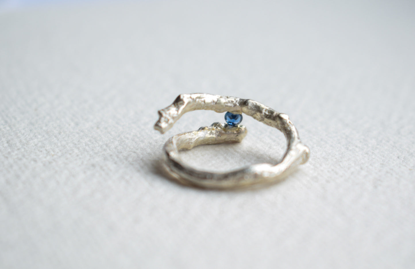 Árbol ring with sapphire